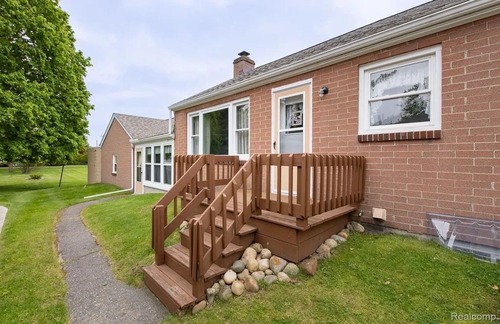 202 Park Avenue Holly Village MI 48442