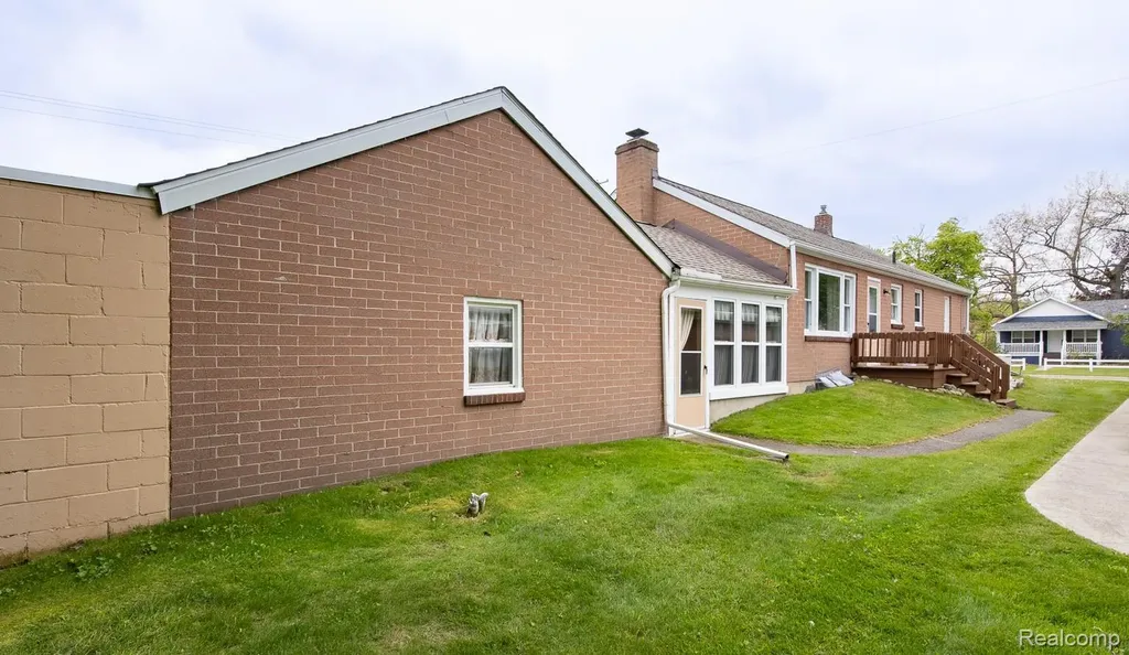 202 Park Avenue Holly Village MI 48442