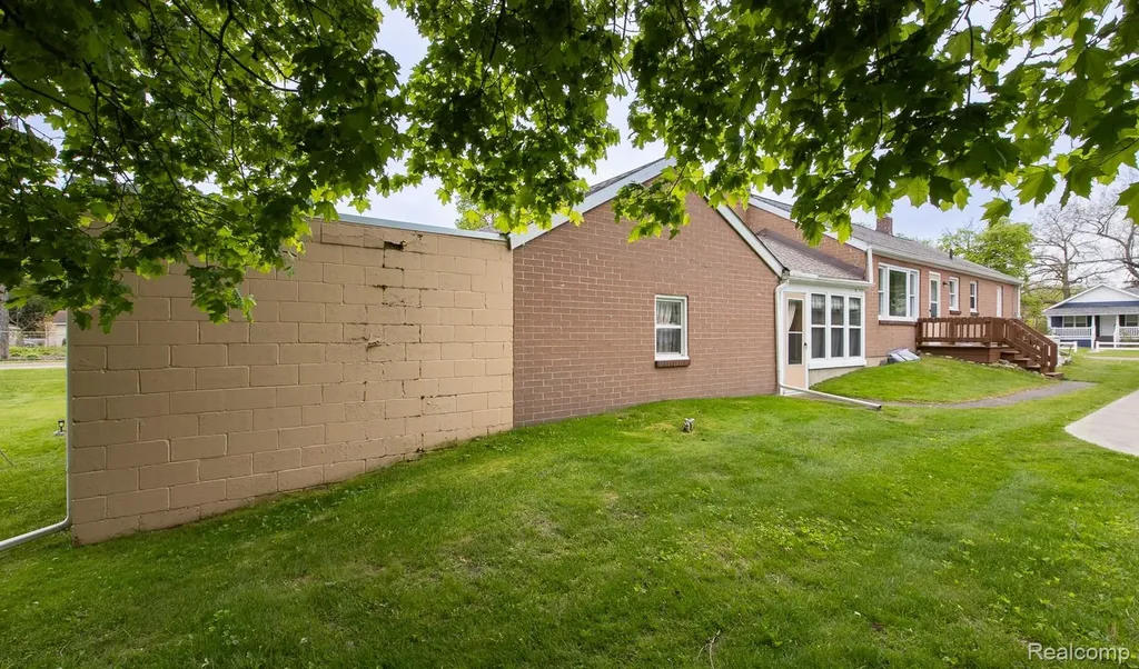 202 Park Avenue Holly Village MI 48442