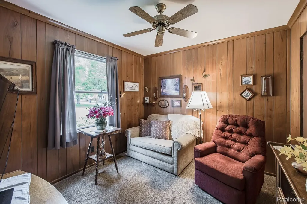 202 Park Avenue Holly Village MI 48442