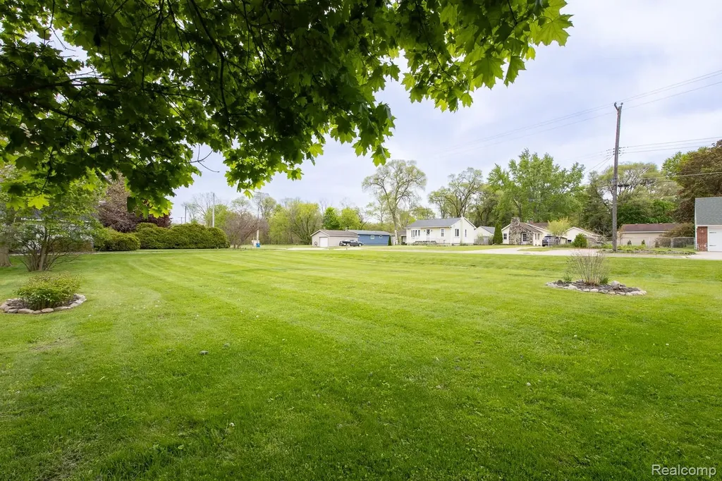 202 Park Avenue Holly Village MI 48442