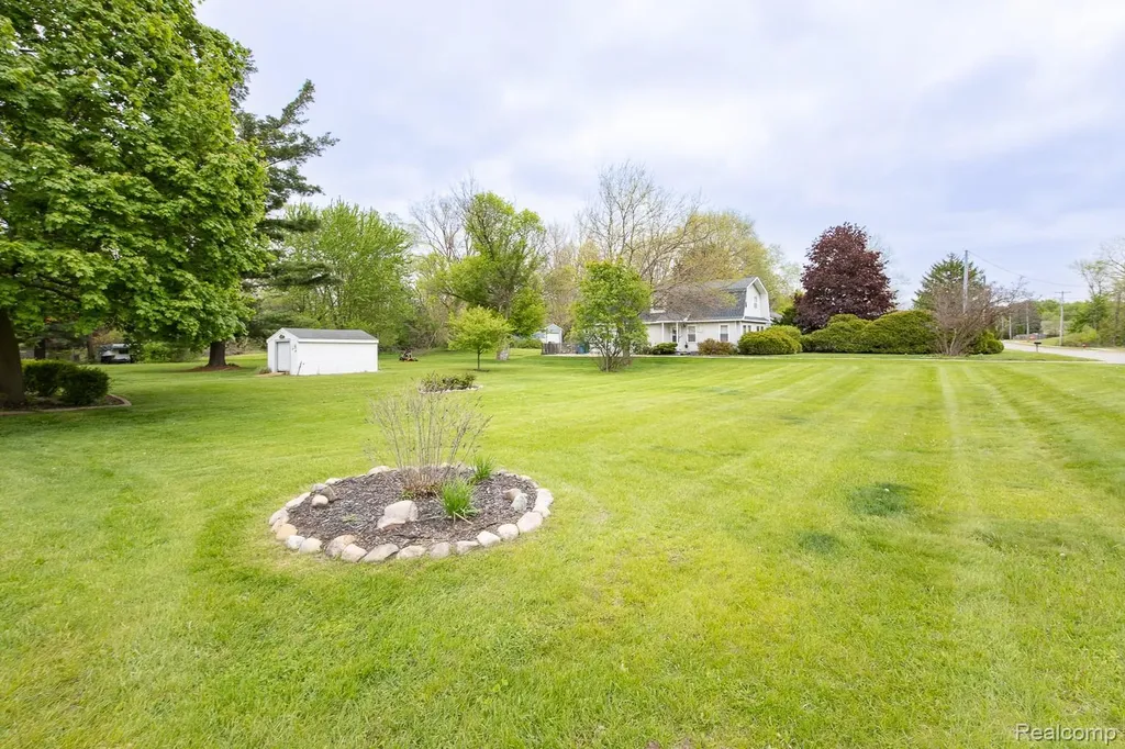 202 Park Avenue Holly Village MI 48442