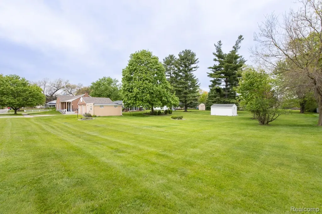 202 Park Avenue Holly Village MI 48442