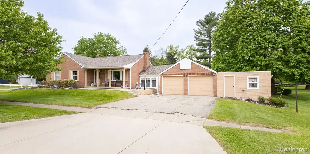 202 Park Avenue Holly Village MI 48442