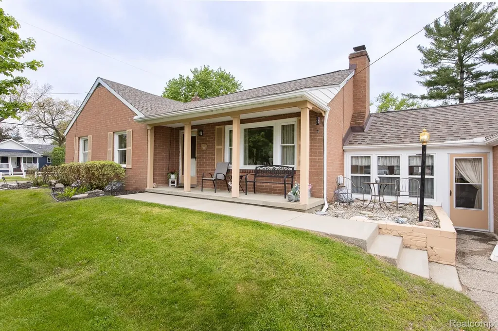 202 Park Avenue Holly Village MI 48442