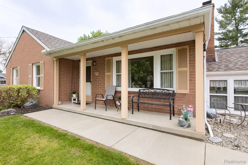 202 Park Avenue Holly Village MI 48442