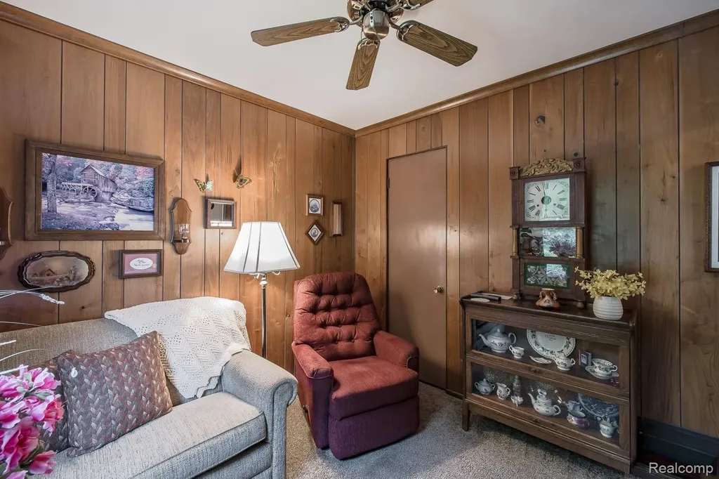 202 Park Avenue Holly Village MI 48442
