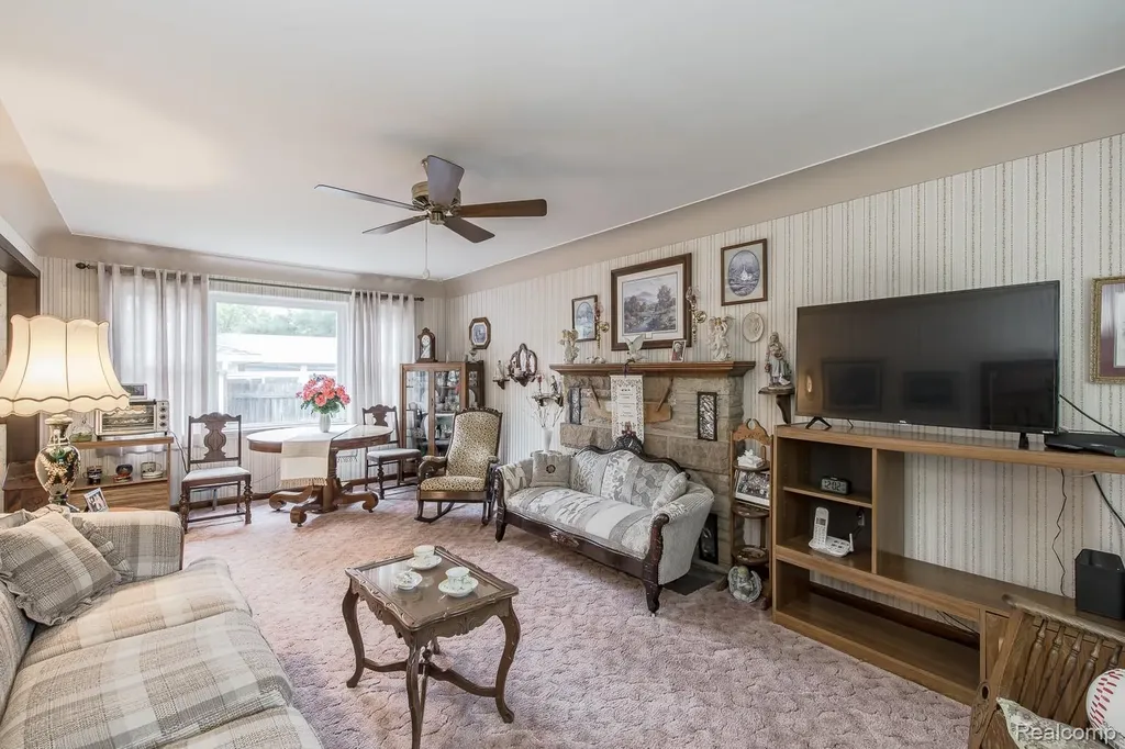 202 Park Avenue Holly Village MI 48442