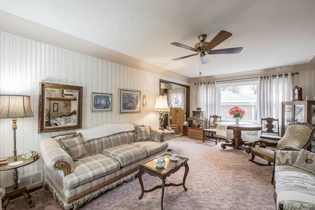 202 Park Avenue Holly Village MI 48442