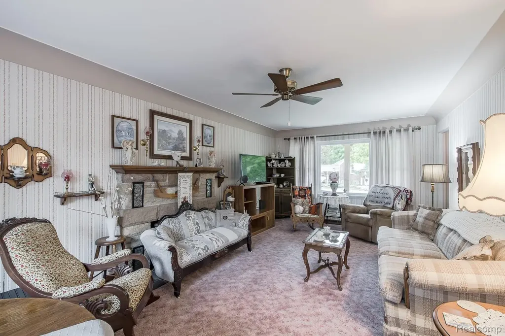 202 Park Avenue Holly Village MI 48442