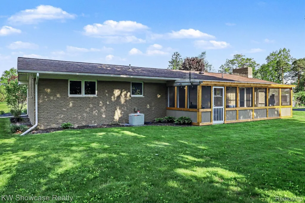 2572 Ridge Road White Lake Charter Township MI 48383