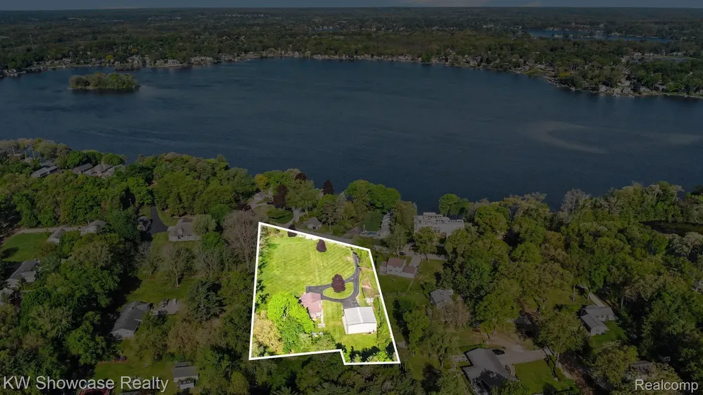 2572 Ridge Road White Lake Charter Township MI 48383