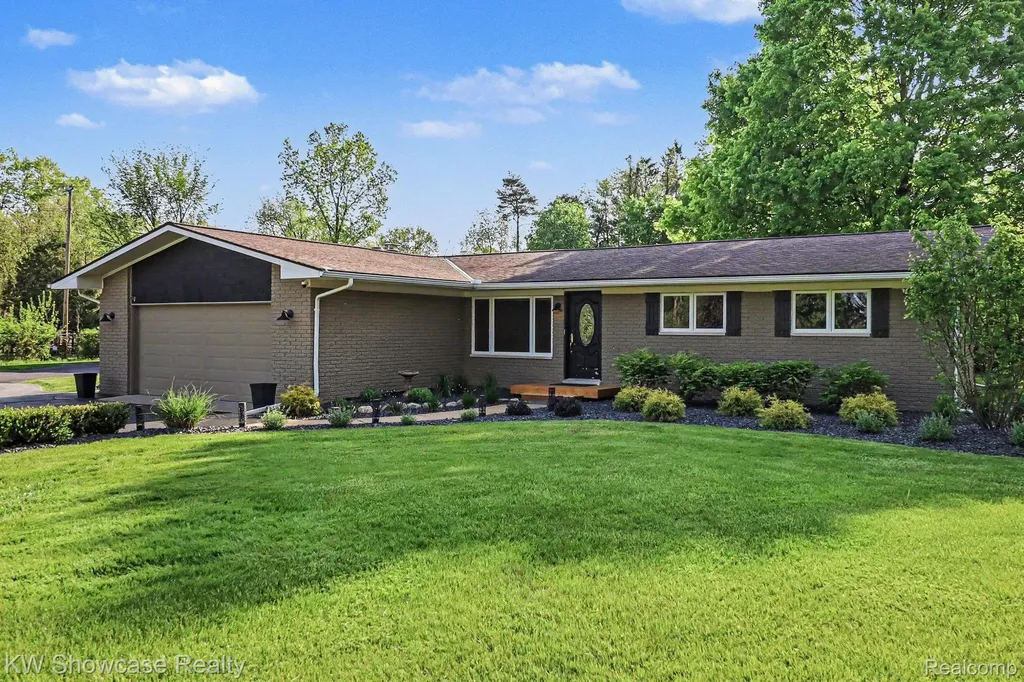 2572 Ridge Road White Lake Charter Township MI 48383