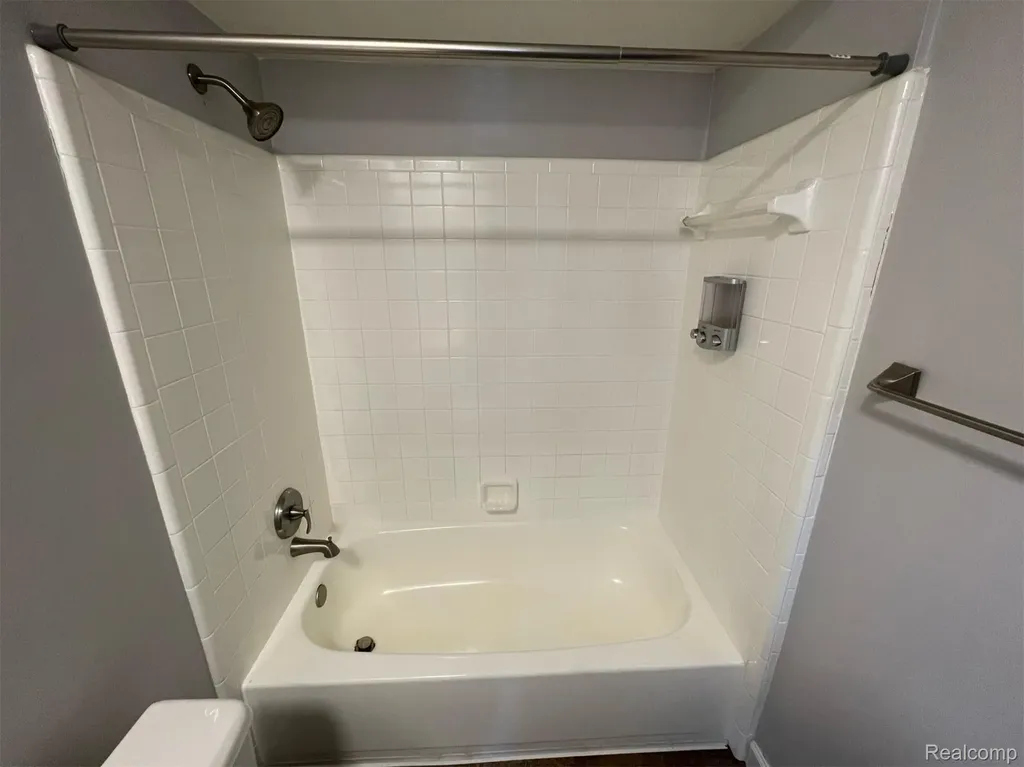 2009 W 14 Mile Road Royal Oak City MI 48073