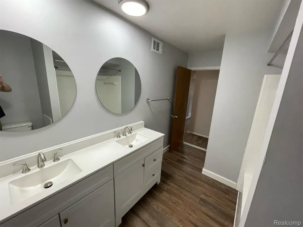 2009 W 14 Mile Road Royal Oak City MI 48073