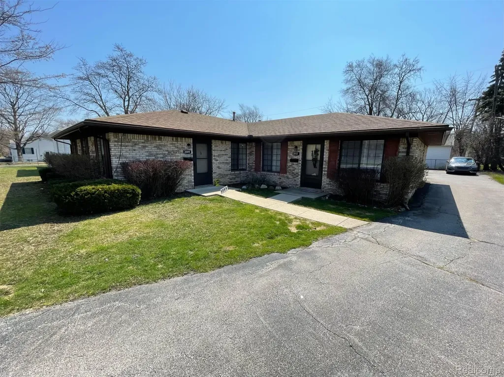 2009 W 14 Mile Road Royal Oak City MI 48073