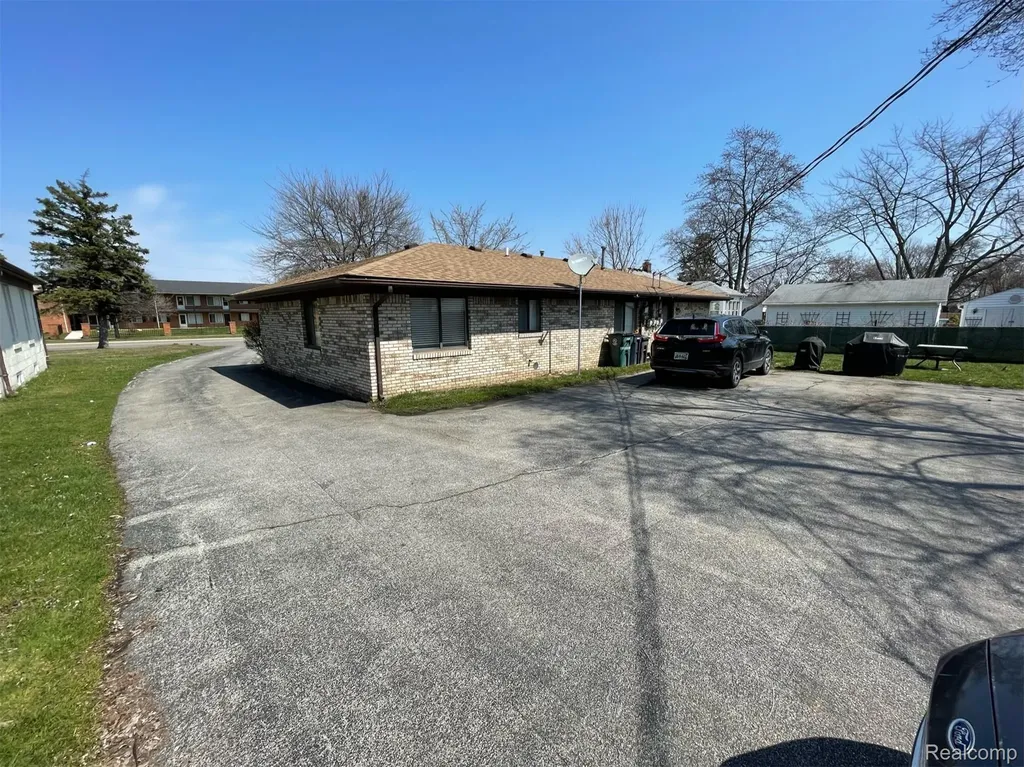 2009 W 14 Mile Road Royal Oak City MI 48073
