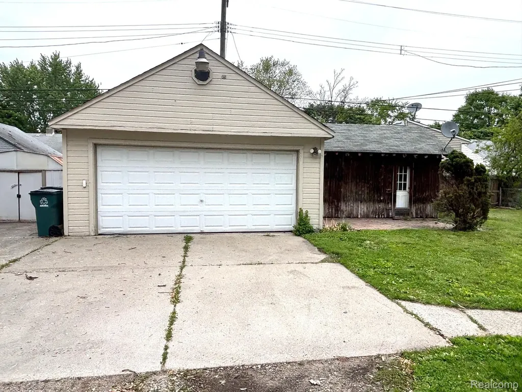 1455 E George Avenue Hazel Park City MI 48030