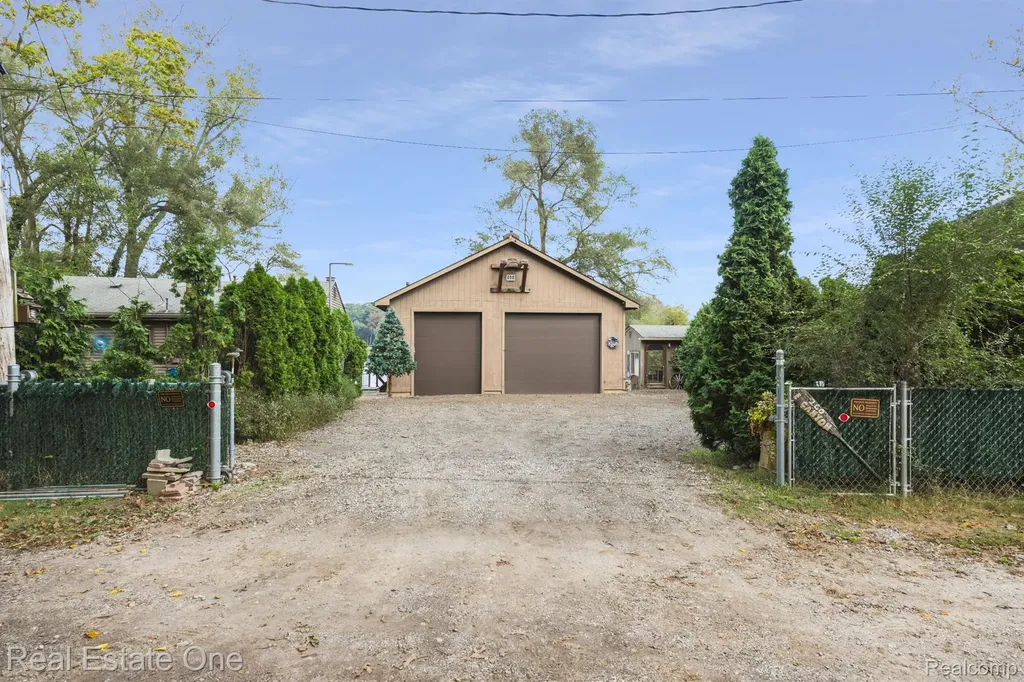 200 E Canyon Drive Milford Charter Township MI 48380