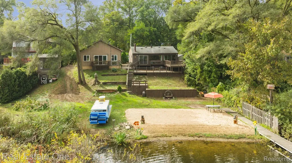 200 E Canyon Drive Milford Charter Township MI 48380