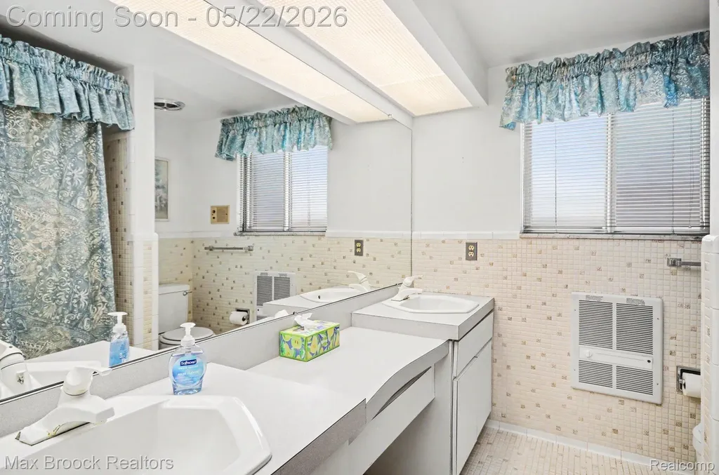 28829 Flanders Avenue Warren City MI 48088