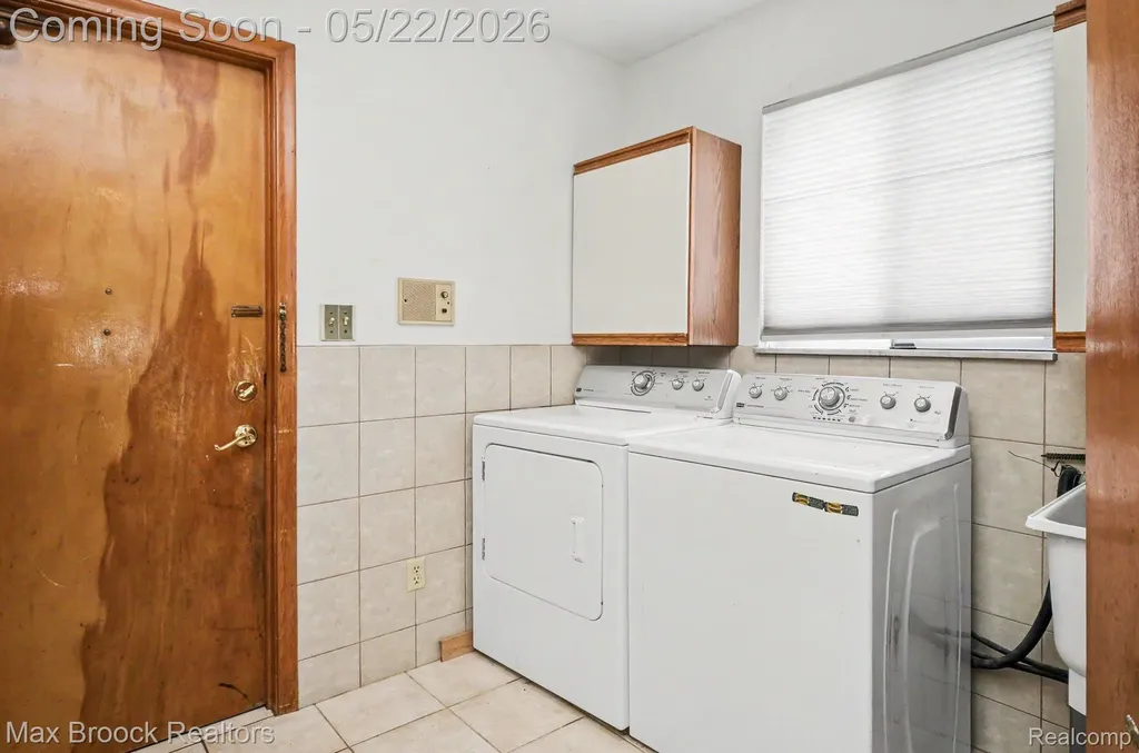 28829 Flanders Avenue Warren City MI 48088