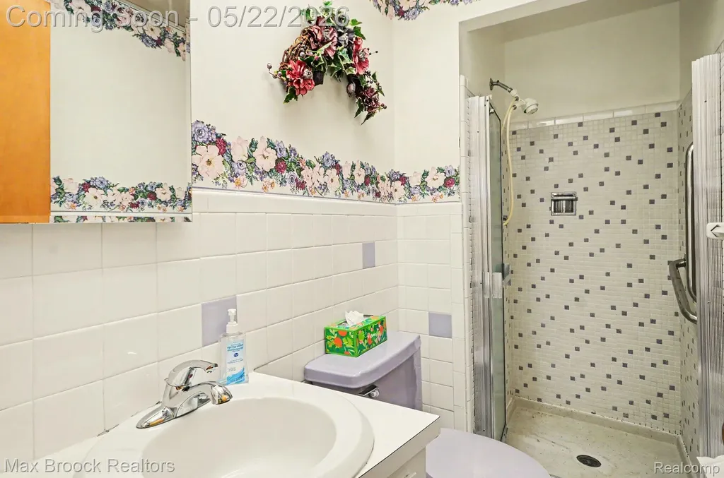28829 Flanders Avenue Warren City MI 48088