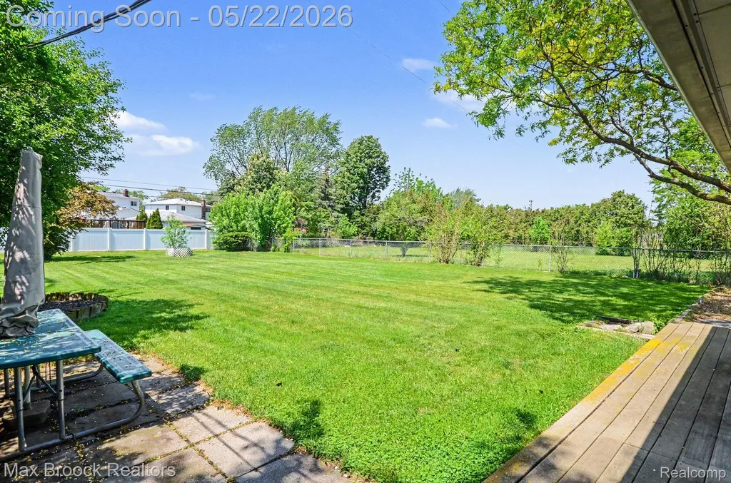 28829 Flanders Avenue Warren City MI 48088
