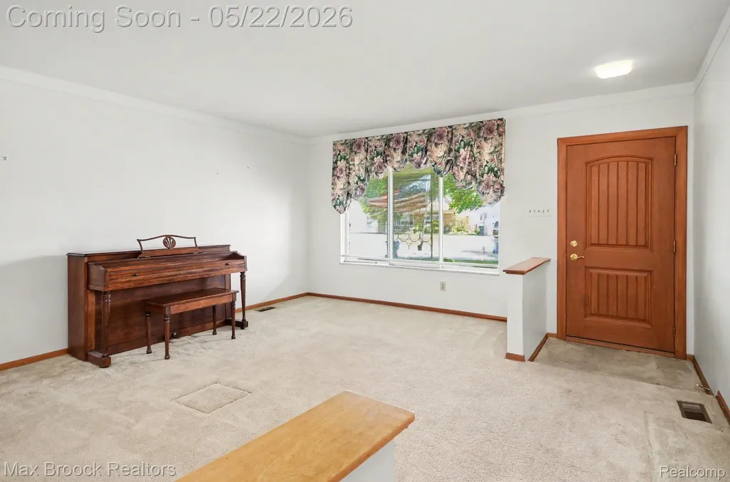 28829 Flanders Avenue Warren City MI 48088