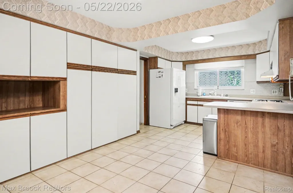 28829 Flanders Avenue Warren City MI 48088