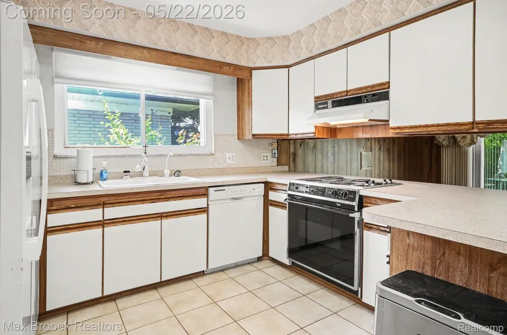 28829 Flanders Avenue Warren City MI 48088