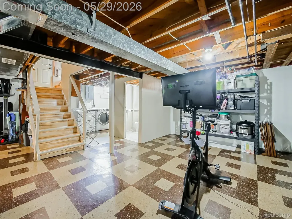 8634 Allen Road Allen Park City MI 48101
