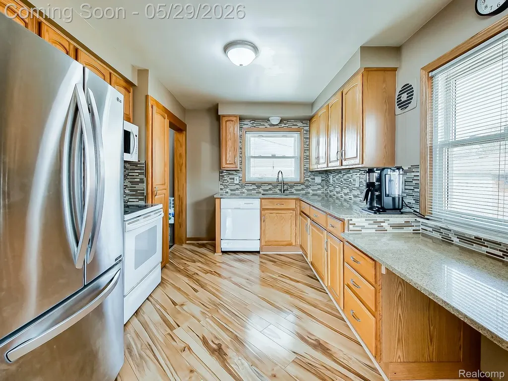 8634 Allen Road Allen Park City MI 48101