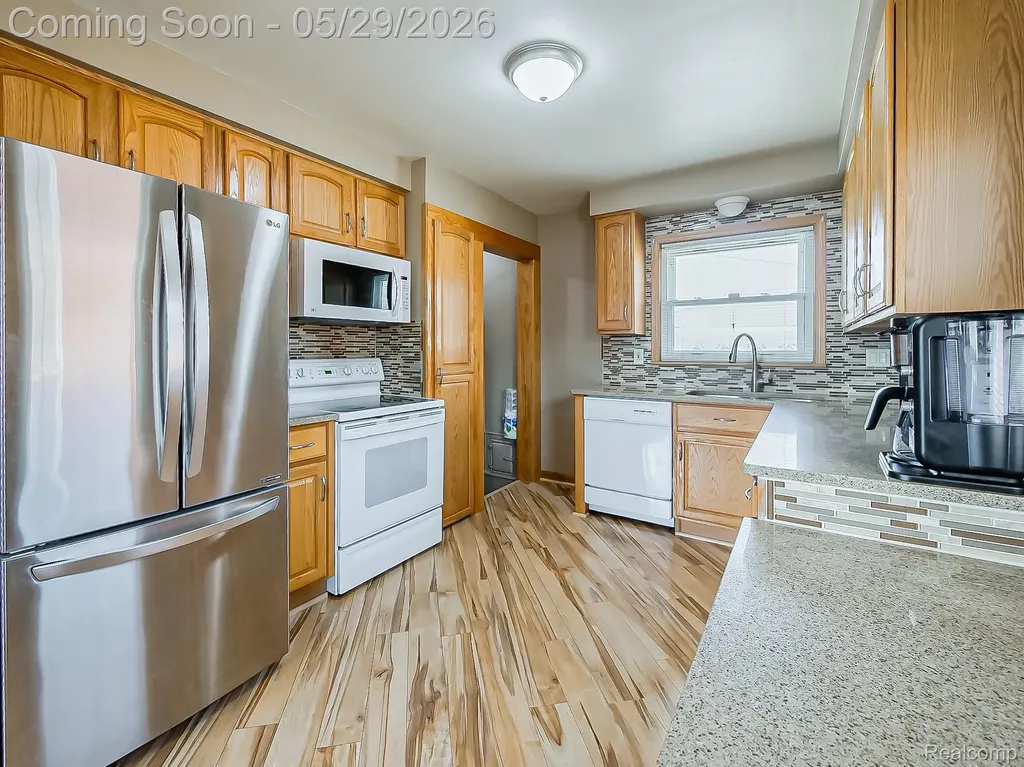 8634 Allen Road Allen Park City MI 48101