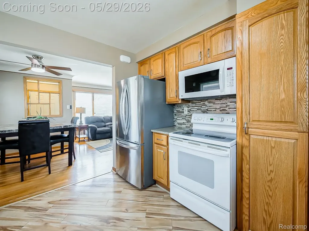 8634 Allen Road Allen Park City MI 48101
