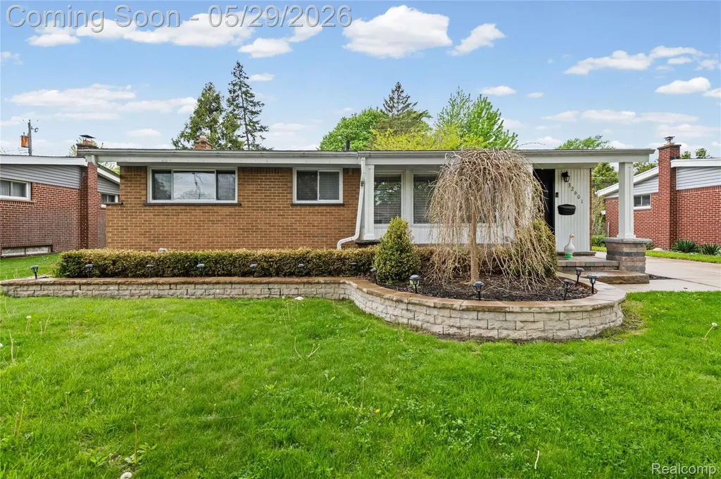 32601 Holden Drive Warren City MI 48092