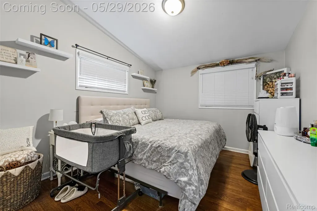 32601 Holden Drive Warren City MI 48092