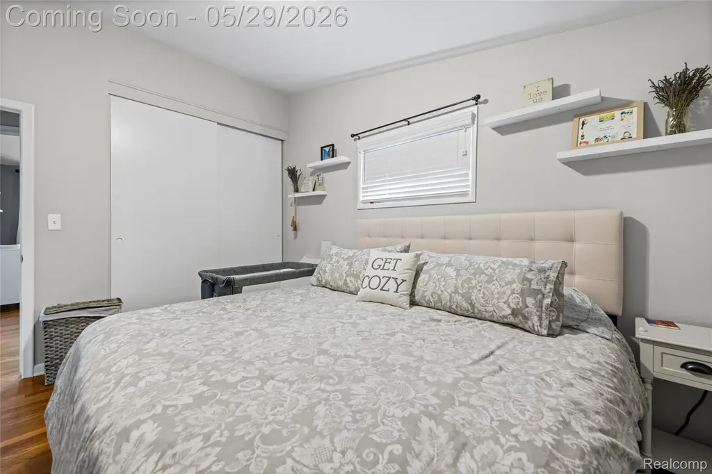 32601 Holden Drive Warren City MI 48092