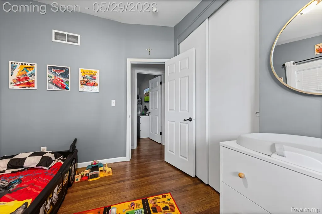 32601 Holden Drive Warren City MI 48092