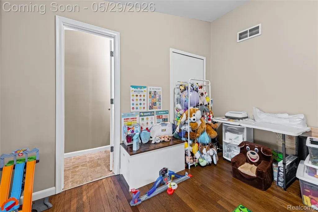 32601 Holden Drive Warren City MI 48092