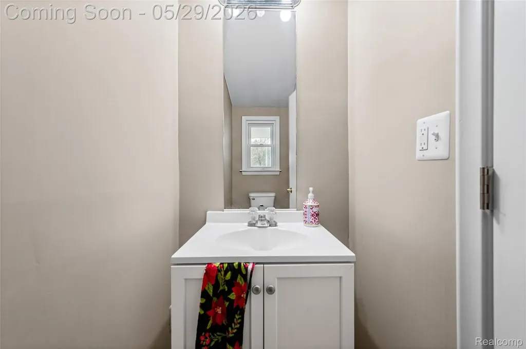 32601 Holden Drive Warren City MI 48092