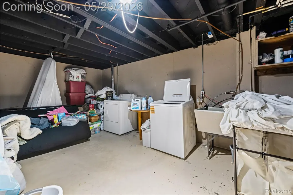 32601 Holden Drive Warren City MI 48092