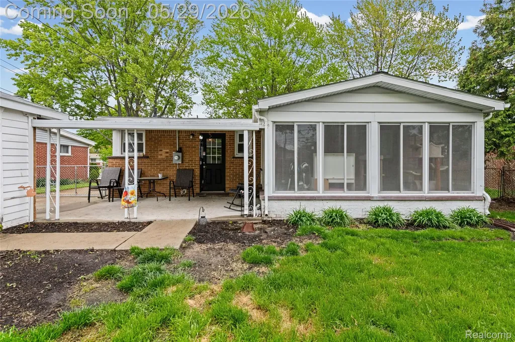 32601 Holden Drive Warren City MI 48092