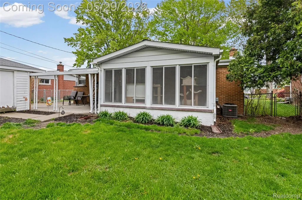 32601 Holden Drive Warren City MI 48092