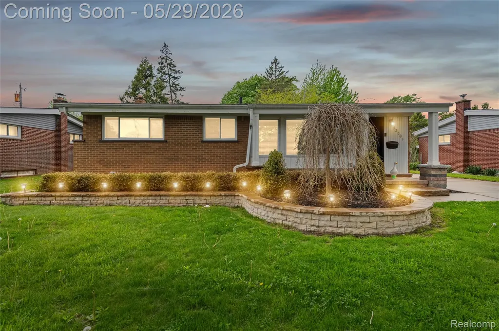 32601 Holden Drive Warren City MI 48092