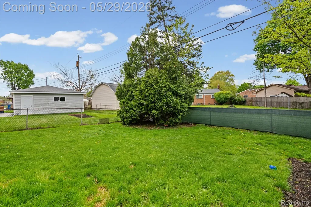 32601 Holden Drive Warren City MI 48092