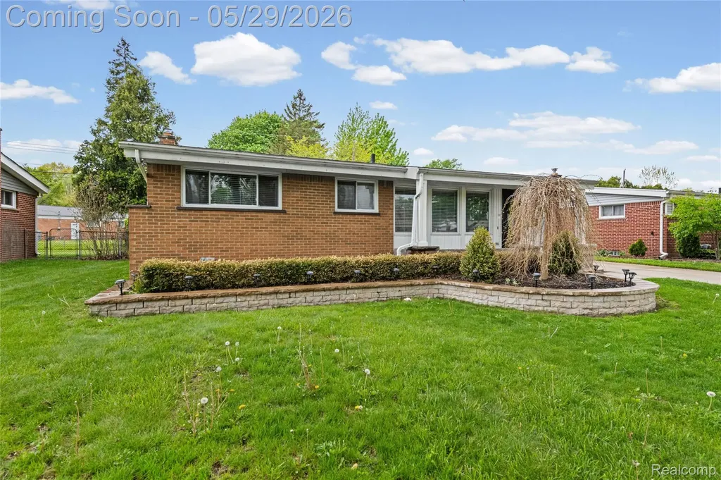 32601 Holden Drive Warren City MI 48092