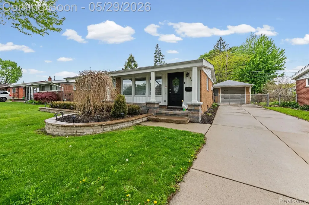 32601 Holden Drive Warren City MI 48092