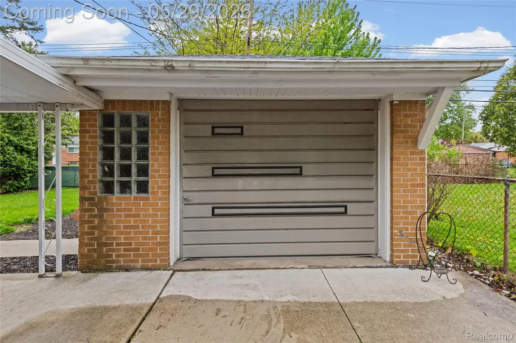 32601 Holden Drive Warren City MI 48092
