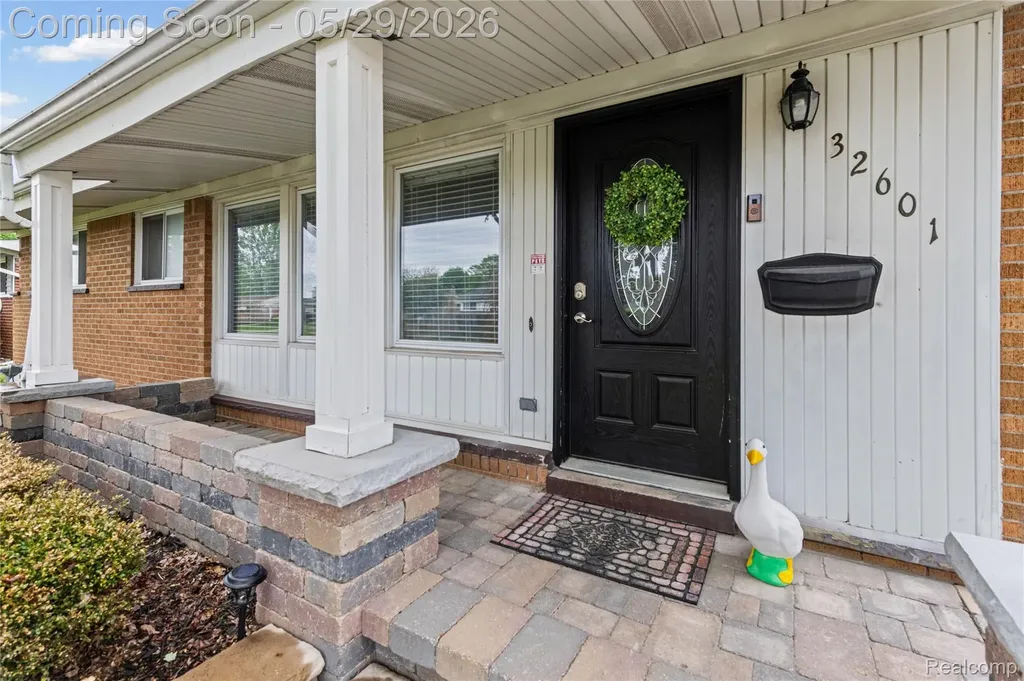 32601 Holden Drive Warren City MI 48092